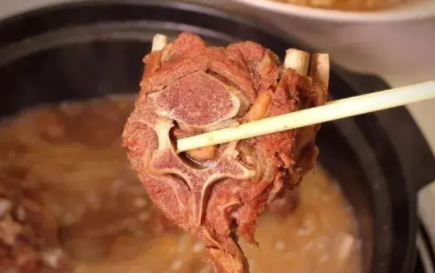 吃羊蝎子拉水
